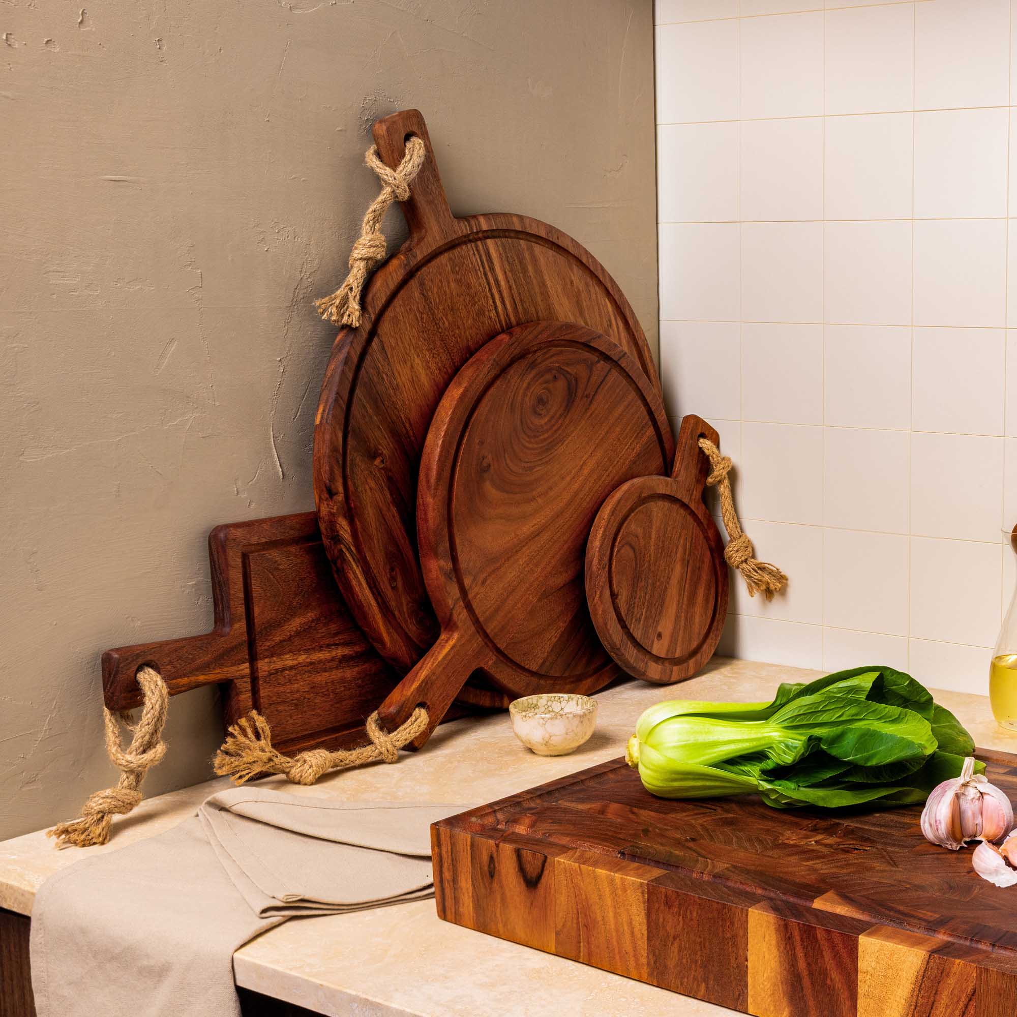 Pure Acacia Wood Serveerplank rond met sapgoot 20 cm