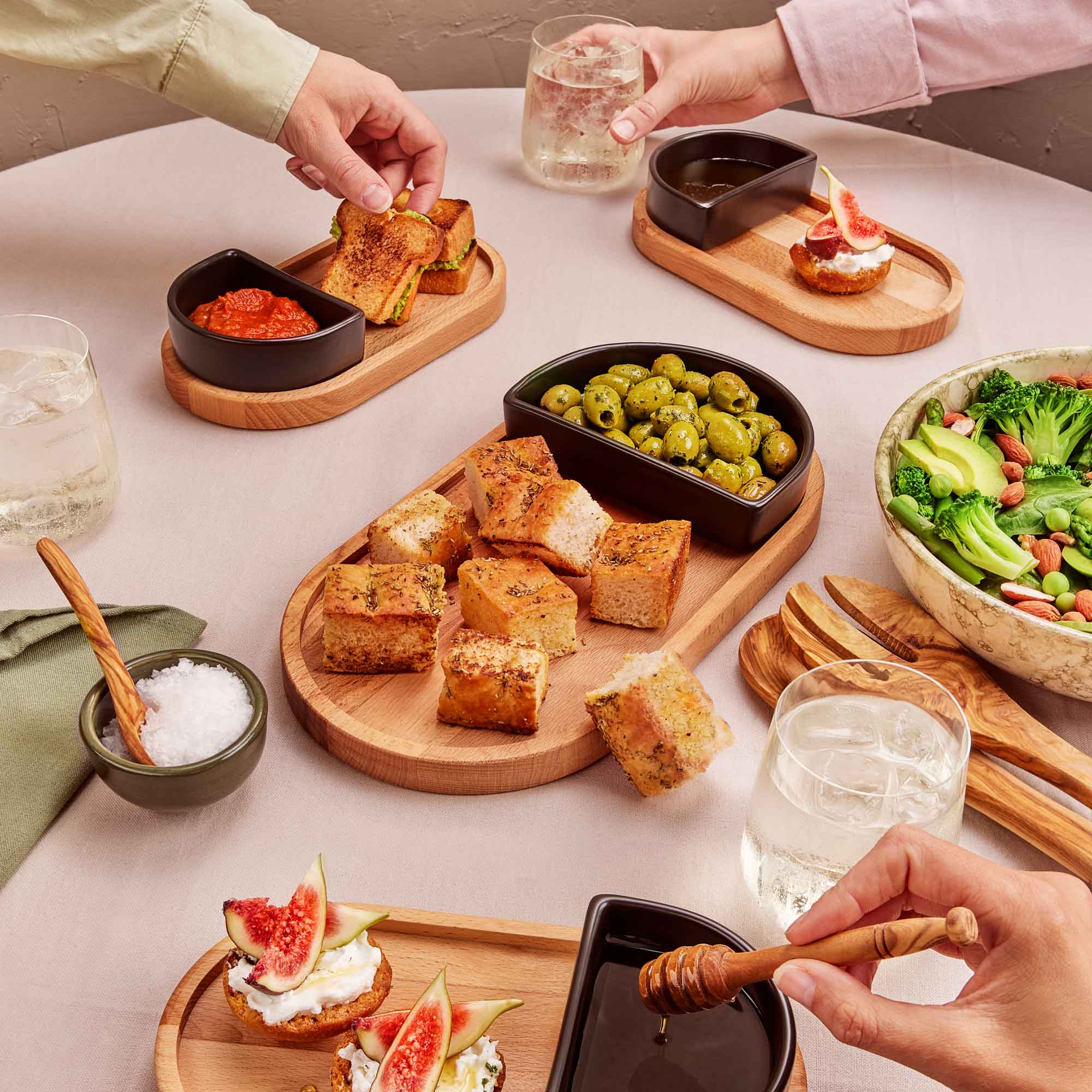 Stoneware Borrel bakje halfrond 15 x 10 cm zwart Stoneware Borrel bakje halfrond 15 x 10 cm zwart