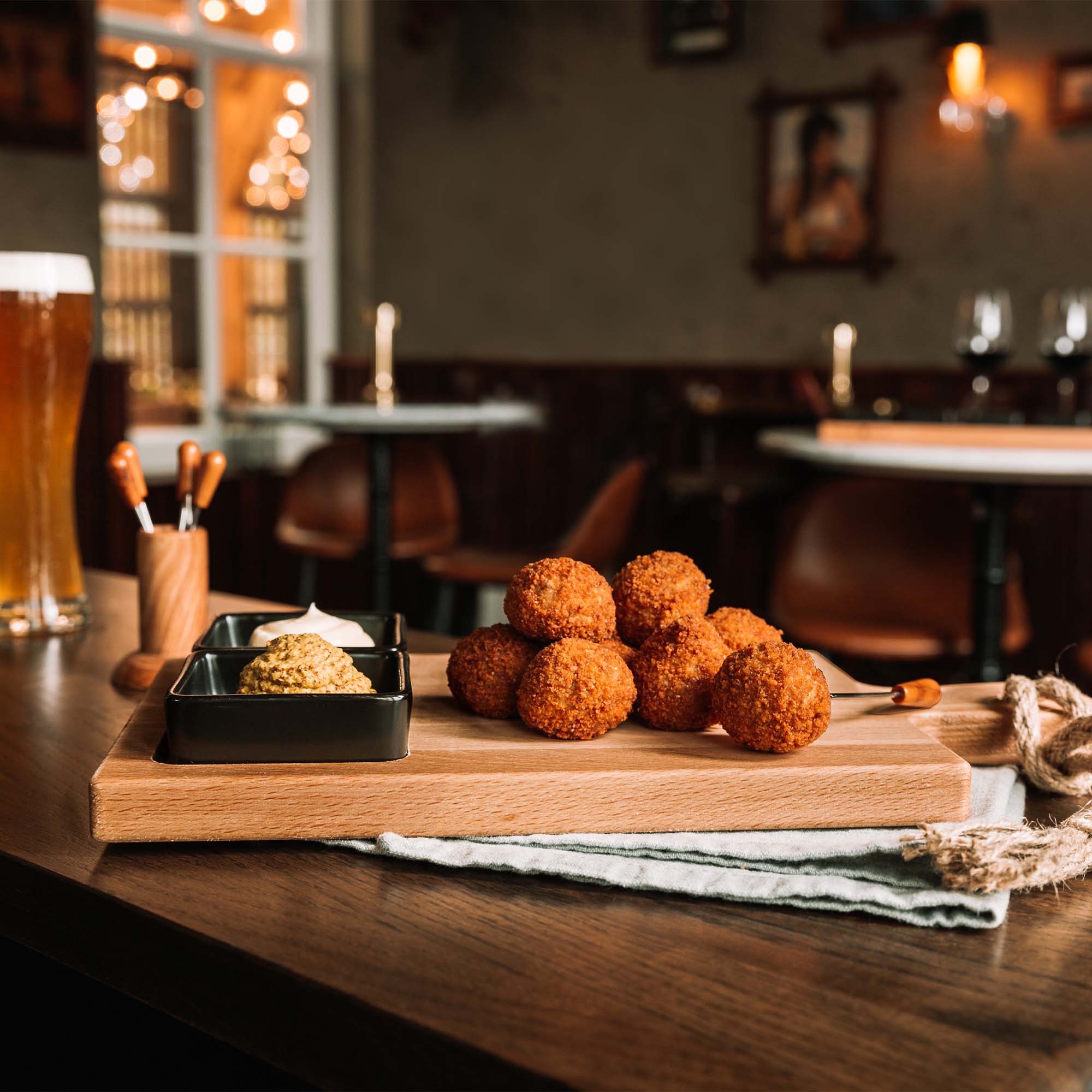 Pure Beech Wood Foodtray 35 cm, 1 compartment with 1 Black bowl