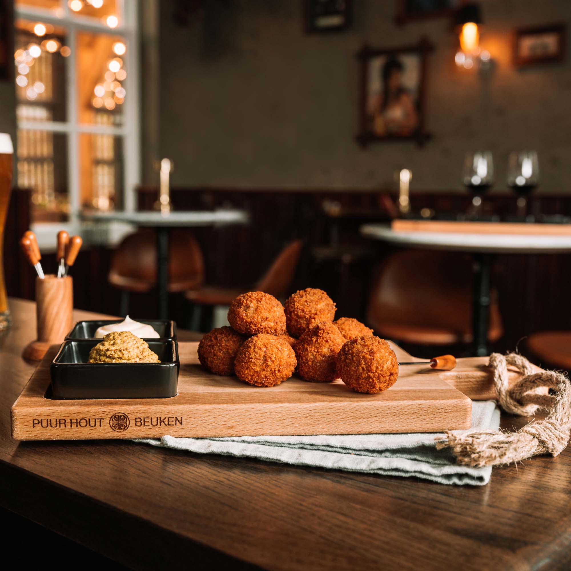 Pure Beech Wood Foodtray 35 cm, 1 compartment with 1 Black bowl