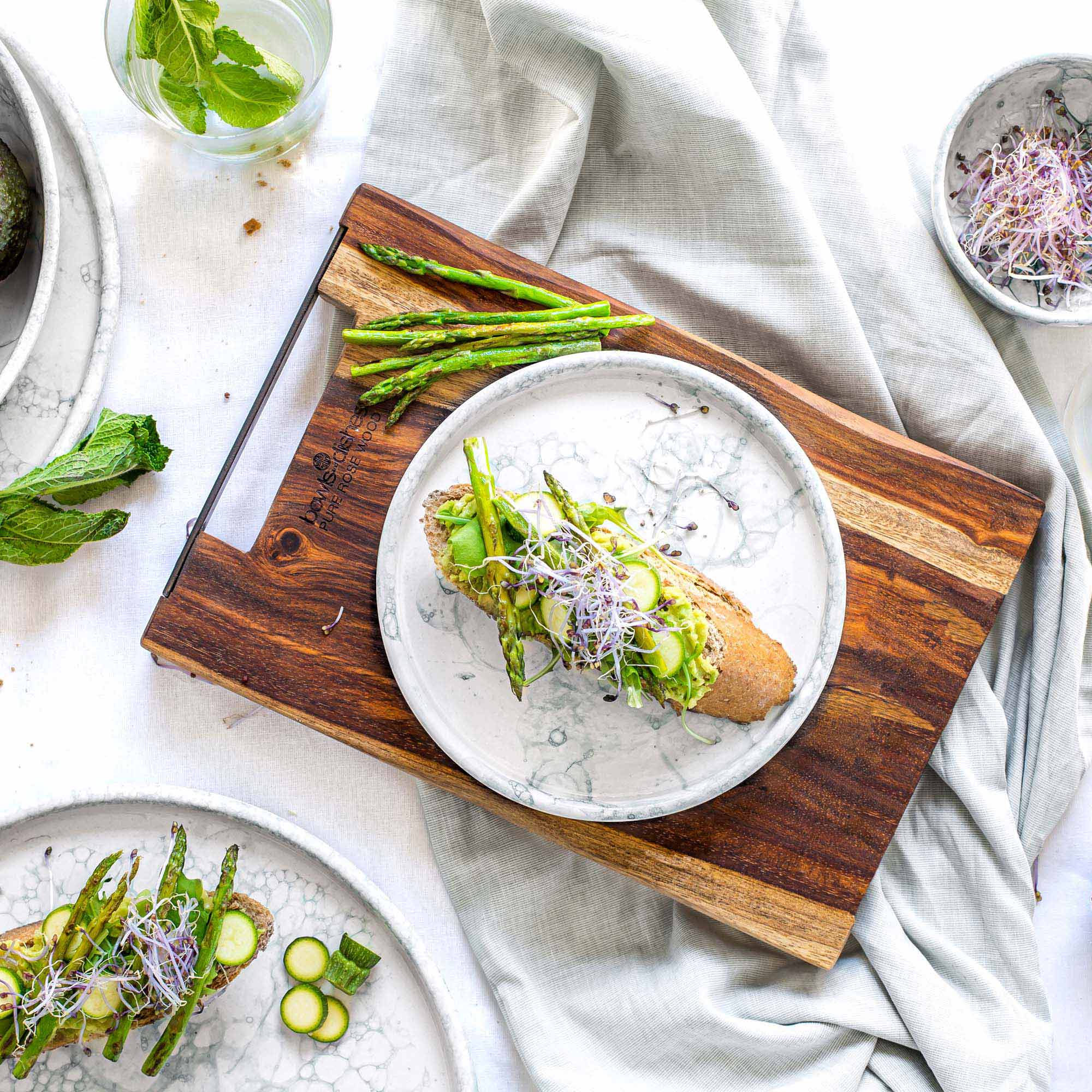 Pure Rose Wood Serveerplank recht met metalen handvat 30 cm