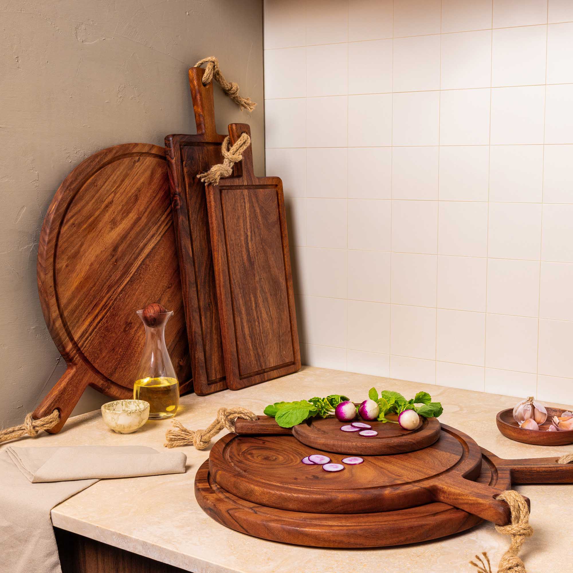 Pure Acacia Wood Serveerplank rond met sapgoot 30 cm