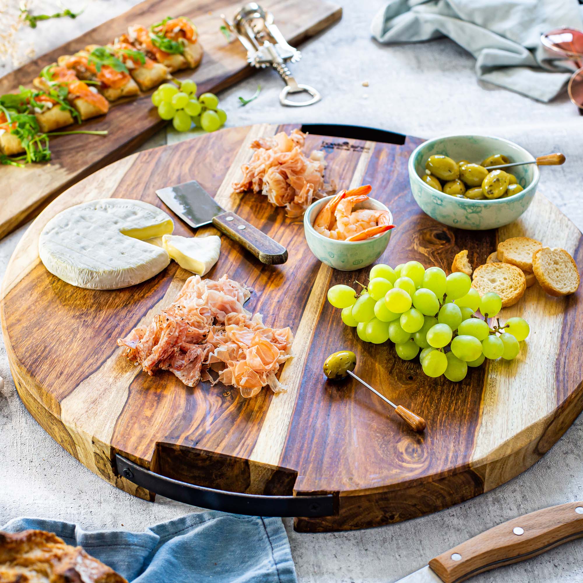 Pure Rose Wood Serveerplank rond 2 metalen handvatten 49 cm