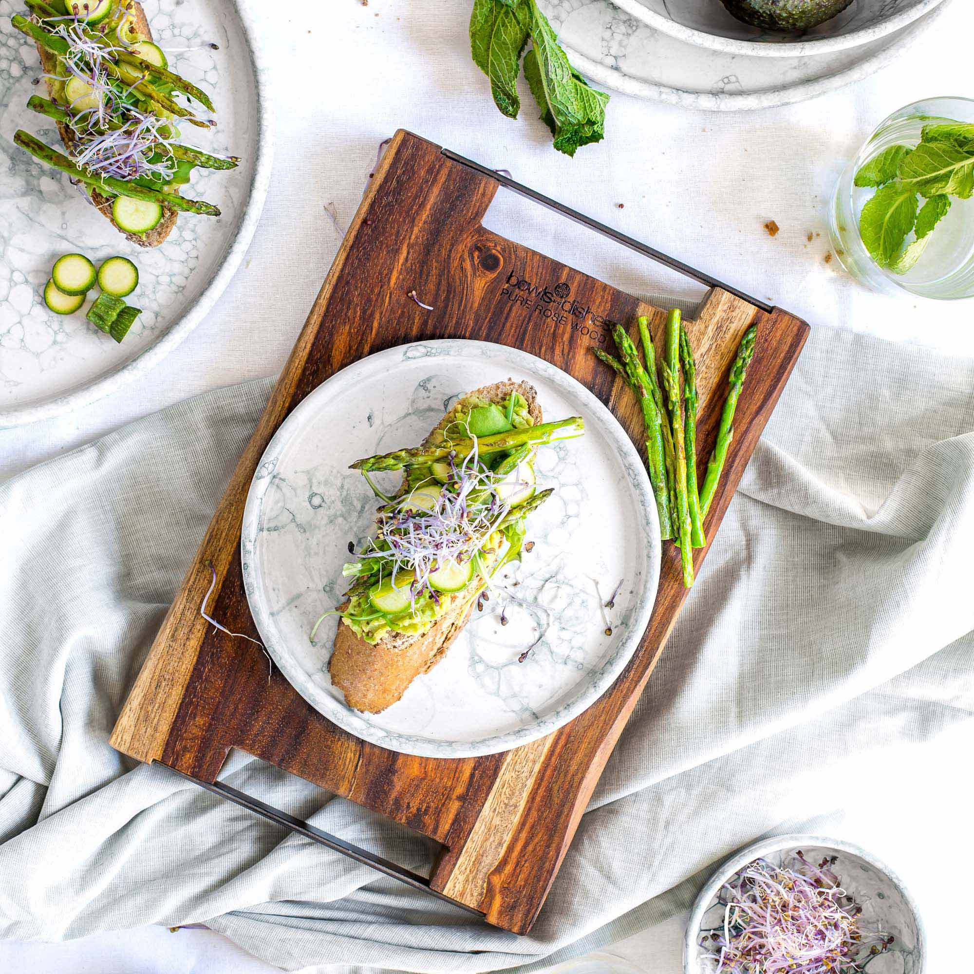 Pure Rose Wood Serveerplank 2 metalen handvatten 30 x 20 cm Pure Rose Wood Serveerplank 2 metalen handvatten 30 x 20 cm