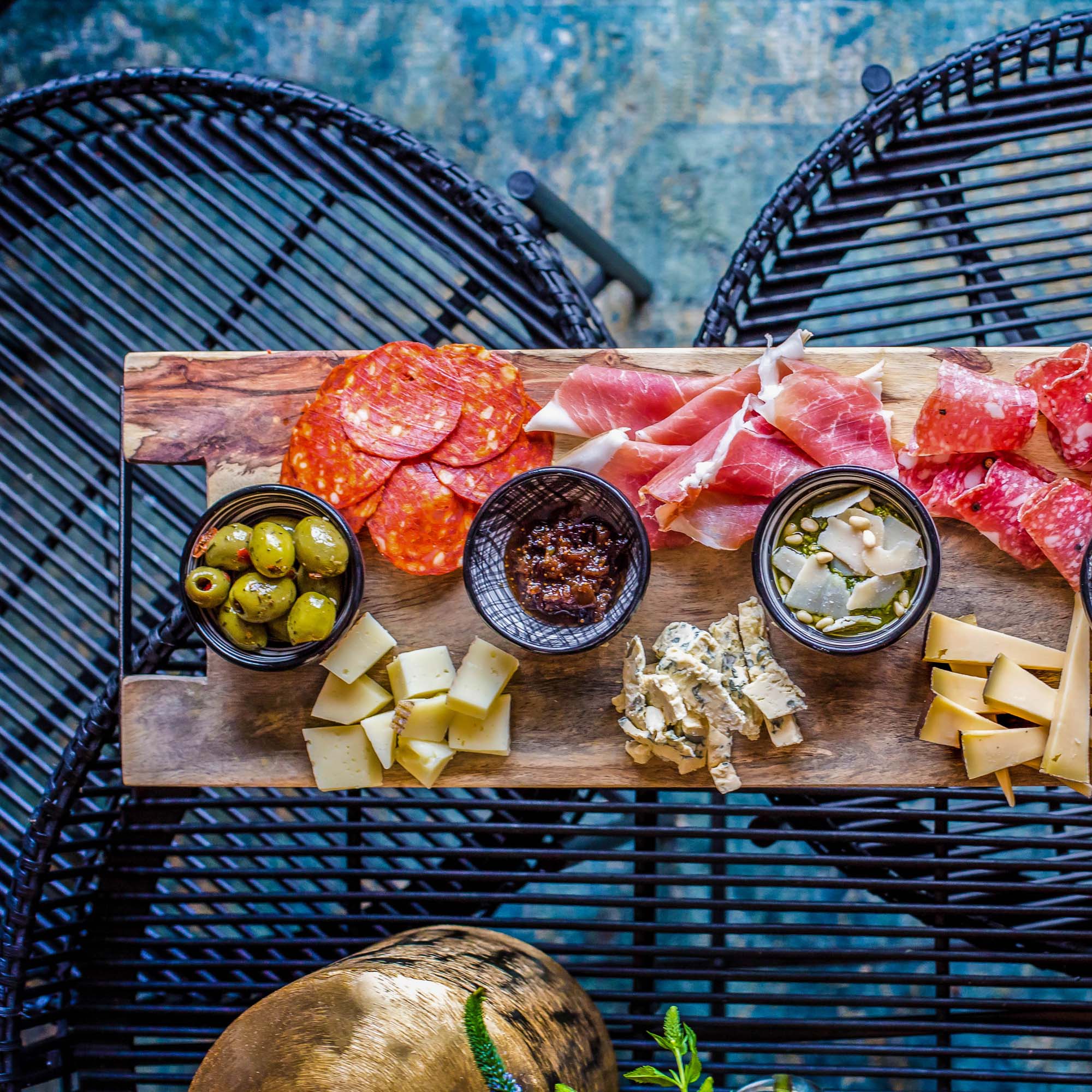 Pure Rose Wood Serveerplank recht met metalen handvat 59 cm